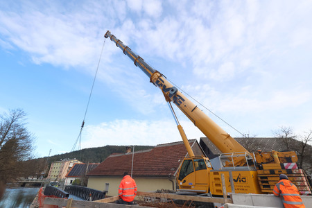 POSTAVITEV BRVI ČEZ CERKNIŠČICO 03 FOTO LJUBO VUKELIČ